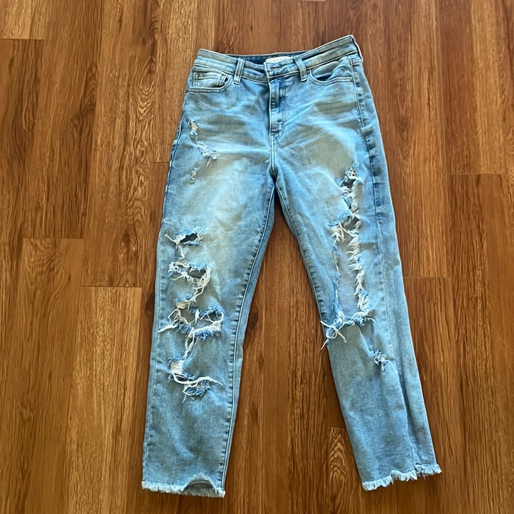 Size 7 but fits like an 8, light washed blue jeans, super high rise mom jeans